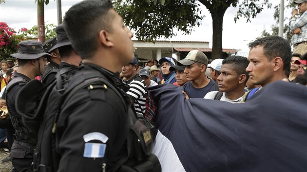 Karavana honduraskch uprchlk je na cest do Spojench stt. Na hranicch se je pokusila zastavit guatemalsk policie. (15. jna 2018)