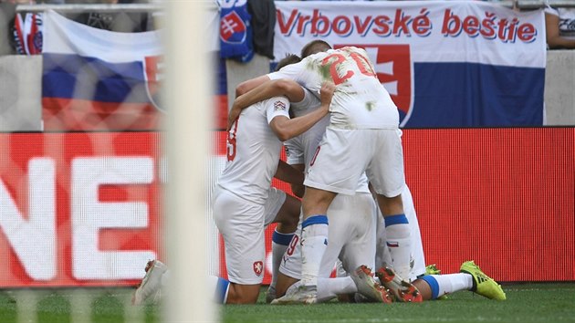 Klubko eskch fotbalist oslavuje zsah Patrika Schicka do st Slovenska.