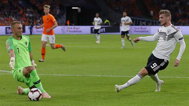 Nizozemský brankář Jasper Cillessen (vlevo) likviduje střelu Tima Wernera z Německa v utkání Ligy národů.