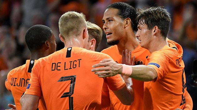Nizozemští fotbalisté se radují z gólu v utkání Ligy národů s Německem.