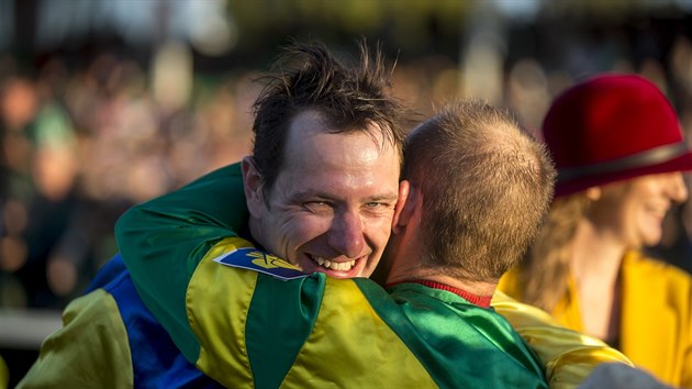 Jan Faltejsek pijm gratulace po svm vtzstv na Velk pardubick.