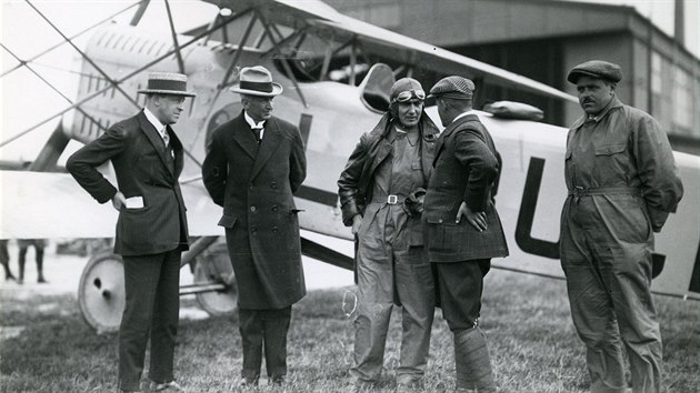 Dlkov let s Aerem Ab.11 v roce 1926, etapov zastvka na letiti Waalhaven v Rotterdamu. uprosted pilot Vilm Stanovsk, zcela vpravo mechanik Frantiek imek