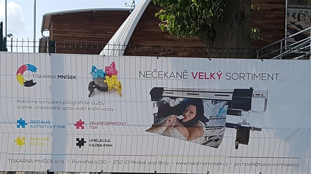 Reklama Tiskárna Mníšek využívá princip sex sells. Kandidát na anticenu Sexistické prasátečko 2018.