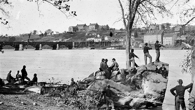 Unijn vojci na ostrov Mason's Island. Slouil jako vznamn distribun centrum a skladit. Jednou z cennch vc v nm byla i sl. Sever o ni na rozdl od Jihu neml nouzi.