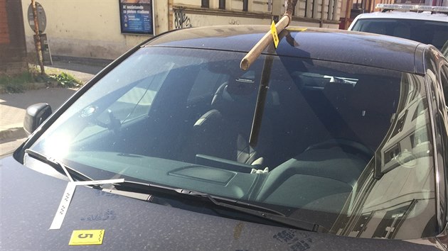 Krumpáč, zabodnutý ve střeše luxusního BMW X6, našel v neděli dopoledne podnikatel z Ostravy.