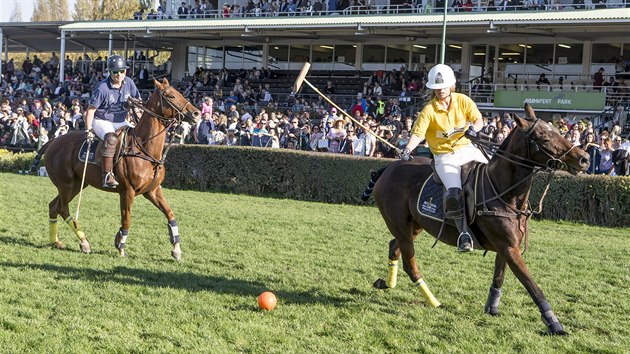 Divci na Velk pardubick mohli ped hlavn tribunou sledovat ukzku koskho pla.