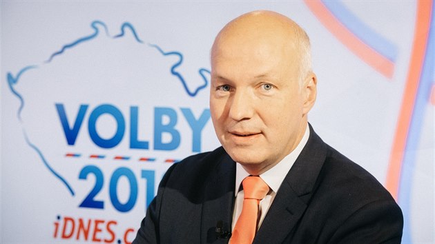 Postupuj�c� kandid�t do druh�ho kola sen�tn�ch voleb za Prahu 12 Pavel Fischer v diskusn�m po�adu Rozst�el. (11. ��jna 2018)