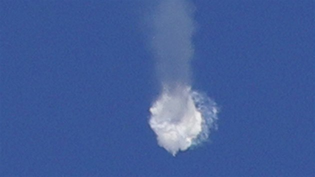 Záběr z oddělování urychlovacích bloků nosiče s lodí Sojuz MS-10 naznačuje, že události neměly standardní průběh. (11. října 2018)