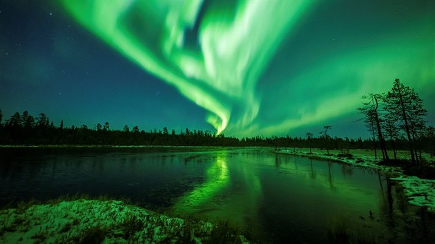 POL�RN� Z��E. Fotograf agentury Reuters Alexander Kuznetsov 7. ��jna zachytil pol�rn� z��i na m�stem Rovaniemi v Laponsku. Rovaniemi je jedno z obl�ben�ch m�st pro pozorov�n� pol�rn� z��e. Ve m�st� ji lze sledovat od poloviny srpna do za��tku dubna.