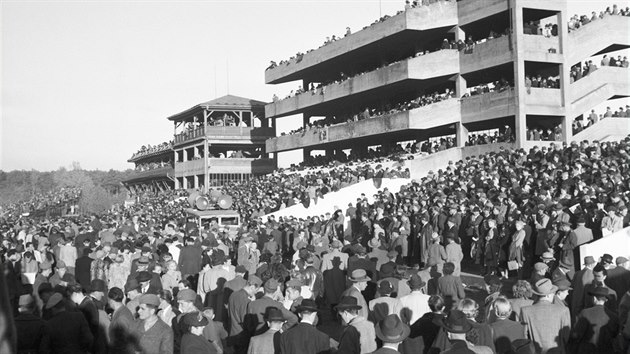 Divci v sleduj dostihov zvod Velk pardubick. (23. jna 1949)