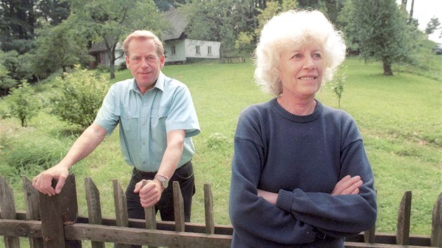 Vclav a Olga Havlovi na chalup na Hrdeku (erven 1994)