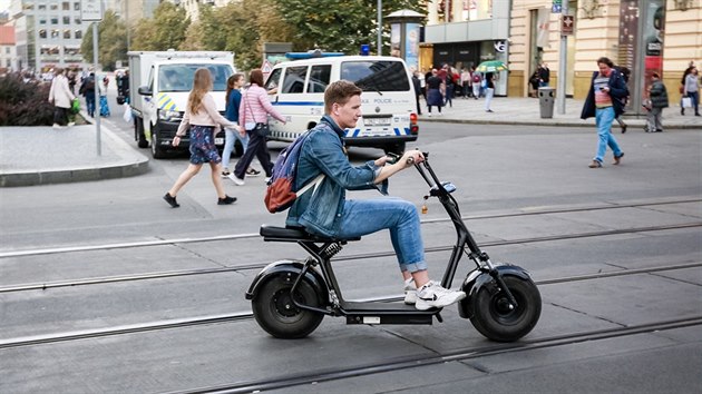 Centrum Prahy zaplavili turist na elektrickch kolobkch. (12. jna 2018)