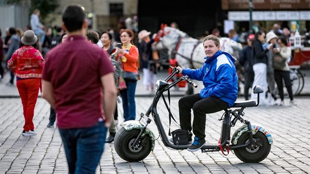 Centrum Prahy zaplavili turist na elektrickch kolobkch. (12. jna 2018)