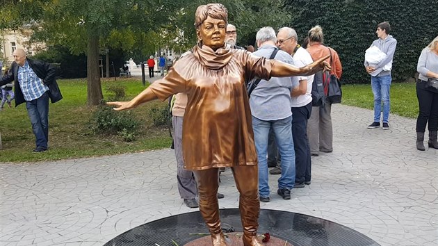Socha Věry Špinarové byla odhalena v Husově sadu v centru Ostravy. (17. 10. 2018)