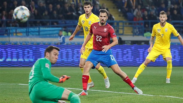 Momentka z utkn Ligy nrod mezi Ukrajinou a eskem. Obrnce Filip Novk sleduje, jak brank Ji Pavlenka zasahuje