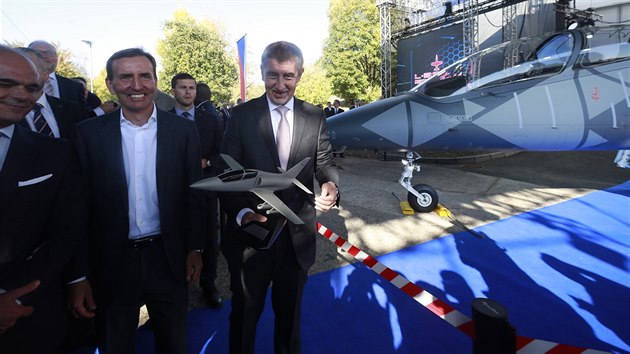 Premiér Andrej Babiš na představení nového letounu Aera Vodochody.