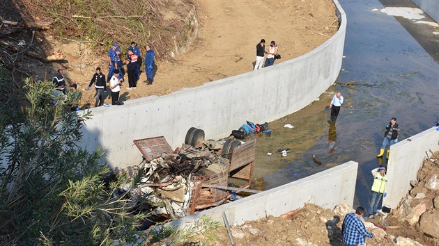 Nkladn vz, kter migranty pevel, prorazil svodidla a spadl z dlninho pejezdu do zavlaovacho kanlu pod nm. (14. 10. 2018)