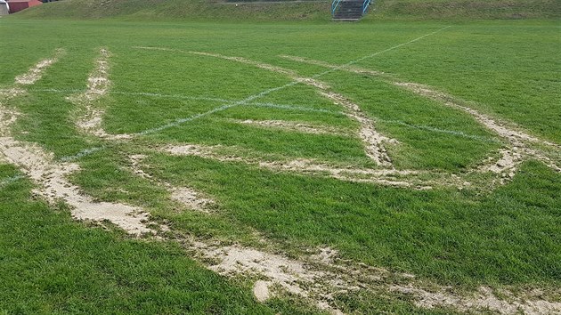 Vandal poniil autem fotbalov hit v Rudolfov u eskch Budjovic. Pak rhy zasypal osivem a pskem.