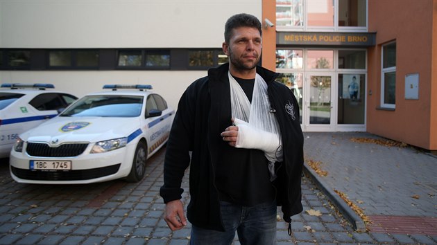 Jednačtyřicetiletý brněnský strážník Petr Čermák při nakupování v obchodě odzbrojil lupiče s revolverem. Při zákroku si zpřetrhal vazy v levém zápěstí.