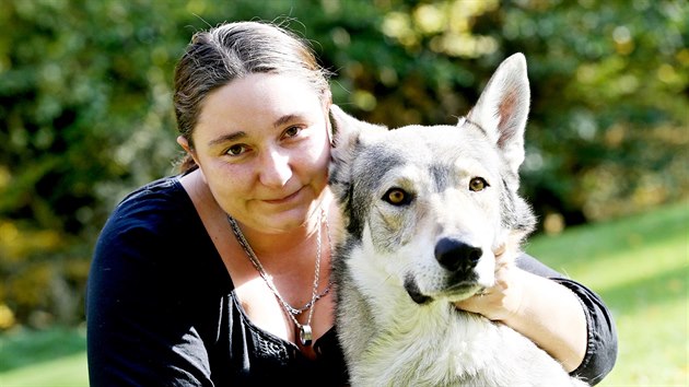 Soa Radkoviov vede se svm manelem zchrannou stanici pro eskoslovensk vlky u Adamova na Blanensku. Nikdo jin ve stedn Evrop se pouze tmto speciln vylechtnm plemenem v nouzi nezabv.