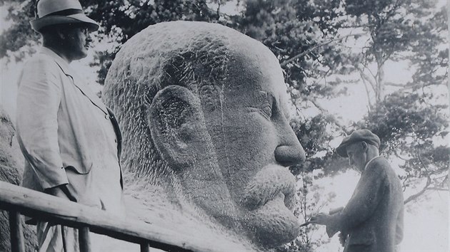 trnctimetrovou sochu T. G. Masaryka u Kunttu vytvoili Frantiek Burian se Stanislavem Rolnkem.