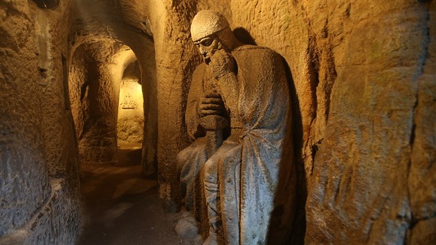 Frantiek Burian se Stanislavem Rolnkem krom ob sochy Masaryka spolen zbudovali v jejm sousedstv umlou jeskyni a v n podobizny blanickch ryt.