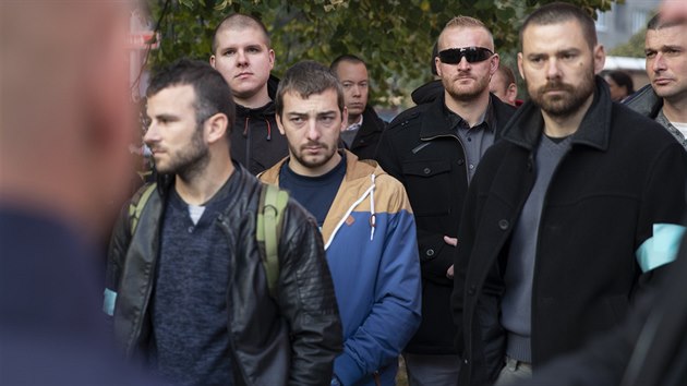 Policisté podpořili kolegu Šimona Vaice, kterému hrozí trest za zatarasení cesty motorkáři. Obviněnému Šimonu Vaicovi před začátkem soudu vyjádřili podporu jeho kolegové na demonstraci, podpořilo ho i vedení Policie ČR a policejní odbory.