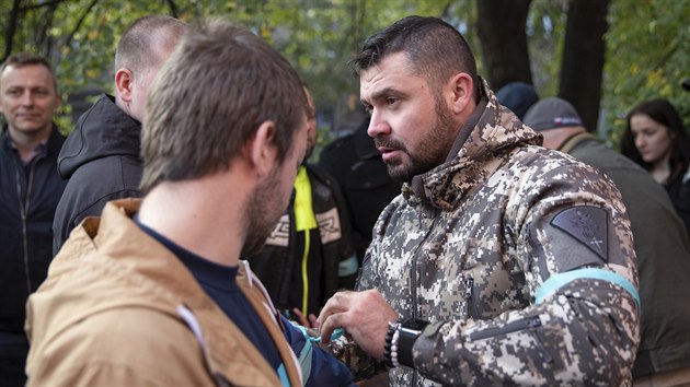 Policist podpoili kolegu imona Vaice, ktermu hroz trest za zatarasen cesty motorki. Obvinnmu imonu Vaicovi ped zatkem soudu vyjdili podporu jeho kolegov na demonstraci, podpoilo ho i veden Policie R a policejn odbory. (10. jna 2018)