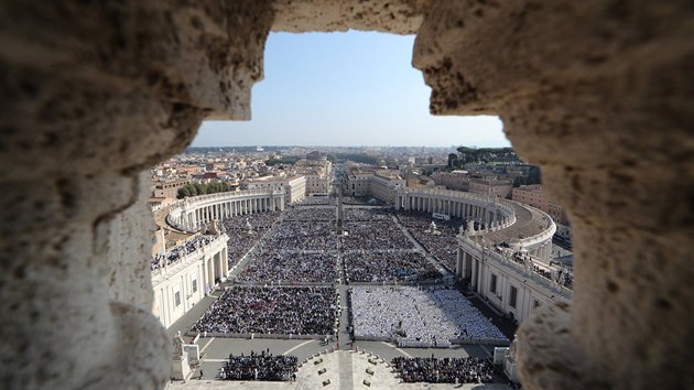 Papež František prohlásil za svaté sedm lidí. Obřadu přihlíželo přes šedesát tisíc lidí. Událost sledovali i lidé v zahraničí.