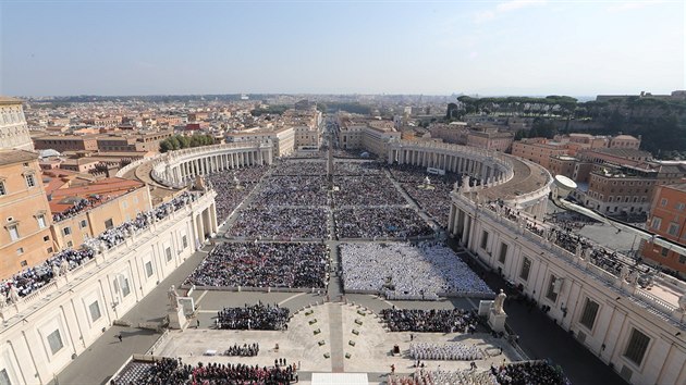 Papež František prohlásil za svaté sedm lidí. Obřadu přihlíželo přes šedesát tisíc lidí. Událost sledovali i lidé v zahraničí.