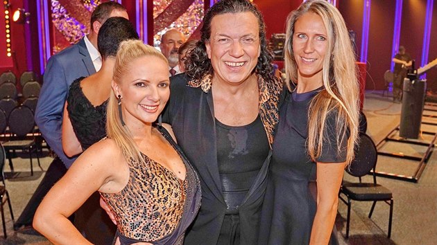 Richard Genzer se svou taneční partnerkou (vlevo) a přítelkyní (vpravo), 13. října 2018