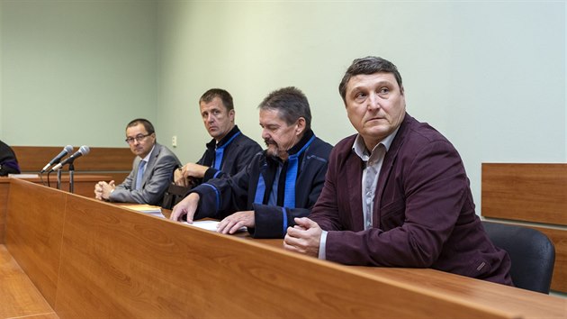 Okresní soud v Přerově začal projednávat případ, ve kterém jsou dva přerovští lékaři obžalováni za zanedbání péče a následné smrti pacienta. Na snímku obžalovaní lékaři Richard Polzer (vpředu vpravo) a Stanislav Kalabus (vzadu vlevo), (11. října 2018)