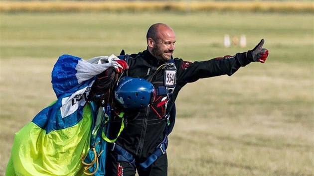 astnk rekordnho seskoku z R len jesenickho Paraklubu a Compact Skydive teamu Martin Kuera