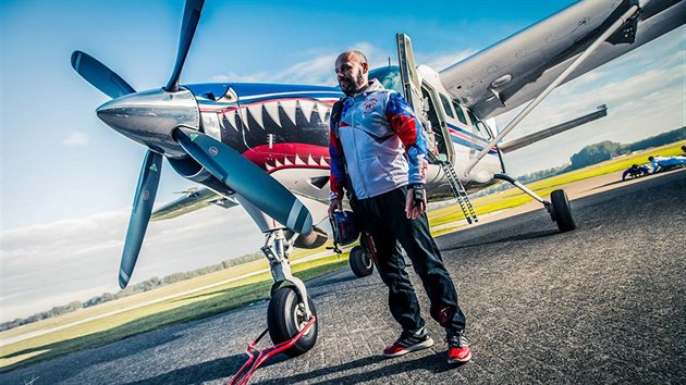 astnk rekordnho seskoku z R len jesenickho Paraklubu a Compact Skydive teamu Martin Kuera