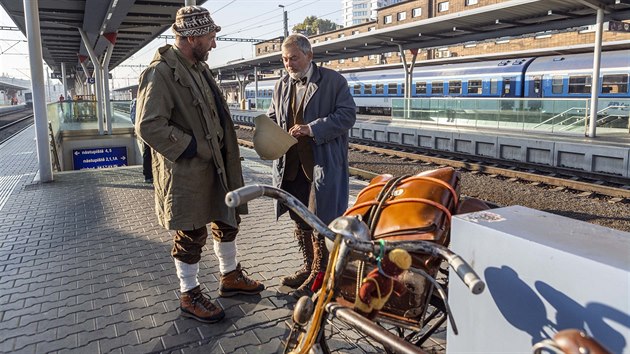 astnci ji 29. ronku akce Cyklomord - kombinovanho pechodu a pejezdu Jesenk v historickm obleen, s dobovmi zavazadly a pedevm na starch bicyklech. (jen 2018)