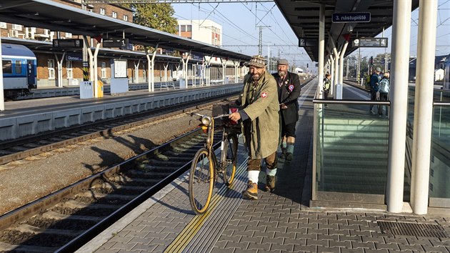 astnci ji 29. ronku akce Cyklomord - kombinovanho pechodu a pejezdu Jesenk v historickm obleen, s dobovmi zavazadly a pedevm na starch bicyklech. (jen 2018)