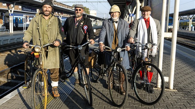 astnci ji 29. ronku akce Cyklomord - kombinovanho pechodu a pejezdu Jesenk v historickm obleen, s dobovmi zavazadly a pedevm na starch bicyklech. (jen 2018)