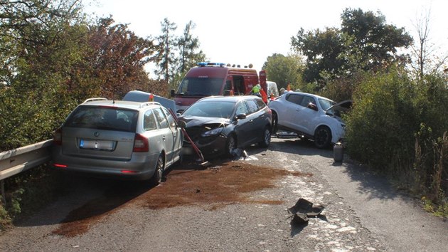 Následky nehody tří aut na cestě obcemi Držovice a Olšany u Prostějova. (12. října 2018)