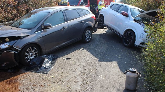 Následky nehody tří aut na cestě obcemi Držovice a Olšany u Prostějova. (12. října 2018)