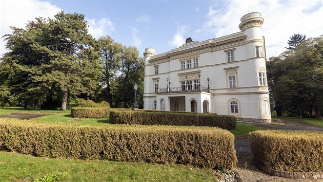 Ze zmku Chudobn ml bt dtsk zbavn park, po letech jsou velk plny podnikatele Davida Smrka ty tam. Pamtka, jej historie sah a ke 13. stolet, zstv pust bez jasn budoucnosti.