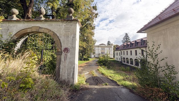 Ze zmku Chudobn ml bt dtsk zbavn park, po letech jsou velk plny podnikatele Davida Smrka ty tam. Pamtka, jej historie sah a ke 13. stolet, zstv pust bez jasn budoucnosti.