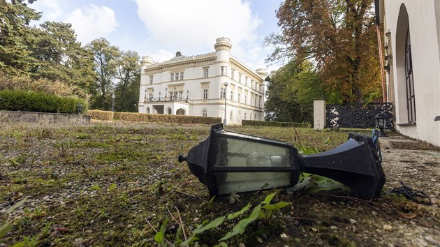 Ze zmku Chudobn ml bt dtsk zbavn park, po letech jsou velk plny podnikatele Davida Smrka ty tam. Pamtka, jej historie sah a ke 13. stolet, zstv pust bez jasn budoucnosti.