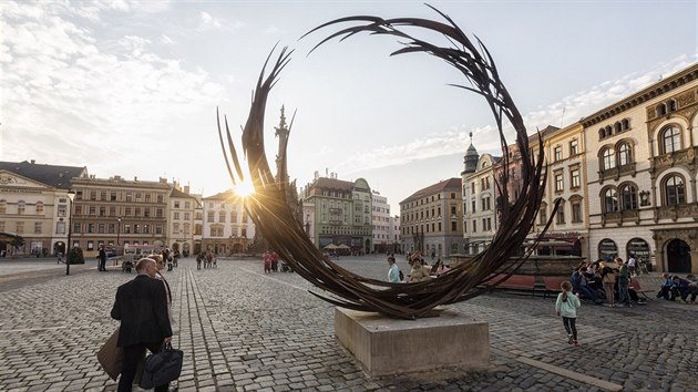 Pětimetrová socha olomouckého autora Jana Dostála Rounded. Na Horním náměstí bude stát do 28. října 2018.