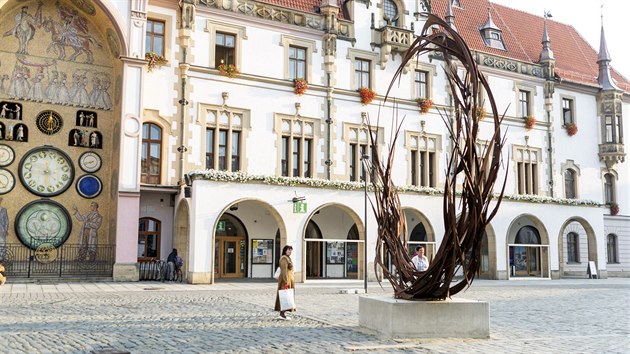 Pětimetrová socha olomouckého autora Jana Dostála Rounded. Na Horním náměstí bude stát do 28. října 2018.