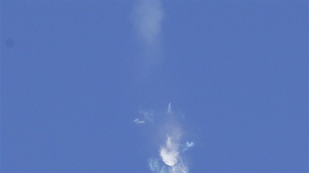 Záběr z oddělování urychlovacích bloků nosiče s lodí Sojuz MS-10 naznačuje, že události neměly standardní průběh.