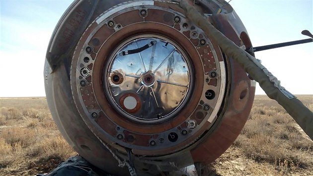 Návratový modul Sojuzu MS-11 po nouzovém přistání v kazašské stepi