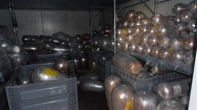 Ve skladu bylo uloženo zhruba 11 tun mrazených masných polotovarů.