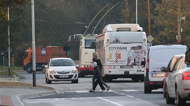 Po stavebn prav je chodnk s obrubnkem u pechodu pro chodce v jihlavsk Havlkov ulici a pli vysazen do vozovky a zuuje jzdn pruh. idii tuto pravu kritizuj. Podle magistrtu ale prce jet neskonily a po namalovn novho vodorovnho znaen pr problm zmiz.