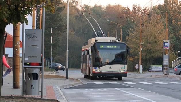 Po stavebn prav je chodnk s obrubnkem u pechodu pro chodce v jihlavsk Havlkov ulici a pli vysazen do vozovky a zuuje jzdn pruh. idii tuto pravu kritizuj. Podle magistrtu ale prce jet neskonily a po namalovn novho vodorovnho znaen pr problm zmiz.