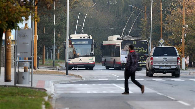 Po stavebn prav je chodnk s obrubnkem u pechodu pro chodce v jihlavsk Havlkov ulici a pli vysazen do vozovky a zuuje jzdn pruh. idii tuto pravu kritizuj. Podle magistrtu ale prce jet neskonily a po namalovn novho vodorovnho znaen pr problm zmiz.